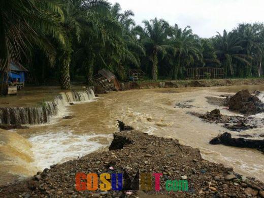Rugikan Petani, Proyek Irigasi Asal Jadi Jebol Diterjang Banjir