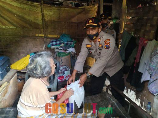 AKP Eri Serahkan Bantuan Sembako kepada Warga Dusun Sri Pinang