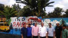 Turun dari Mobil Dinas, Akhyar Berwefie Ria bersama Camat, Kadis dan Warga di Seni Mural Medan Johor
