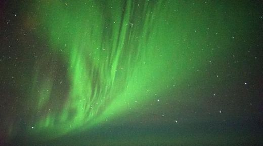 Indahnya Cahaya Hijau Aurora Memancar di Langit Saat Equinox