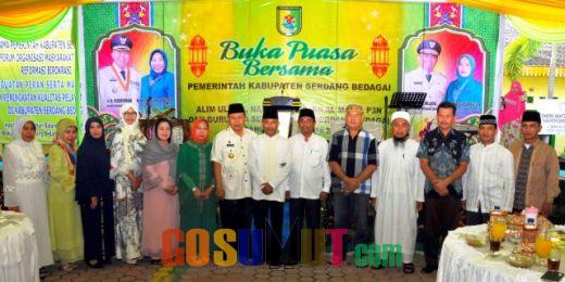 Bupati Sergai Buka Puasa dengan Alim Ulama, Nazir Masjid, Guru MDA, Bilal Mayit dan P3N
