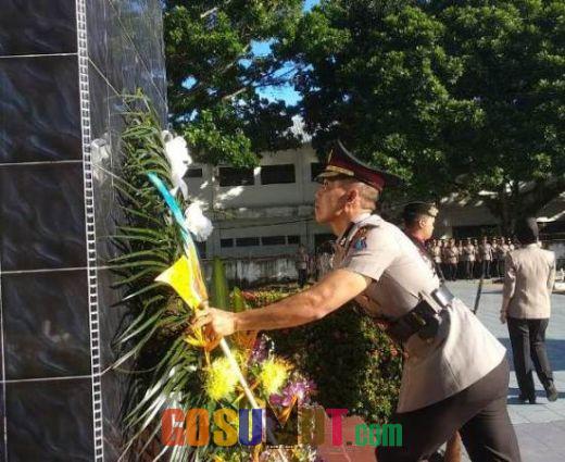 Di Pusara Pahlawan, AKBP Frido Tabur Bunga bersama Kacab Bhayangkari
