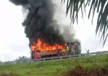 Breaking News! Bus Makmur Terbakar di ruas Jalan Tol Sergai 