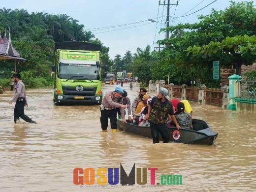 Gerak Cepat Polres Labuhanbatu Bantu Sembako kepada Korban Banjir di Aek Natas