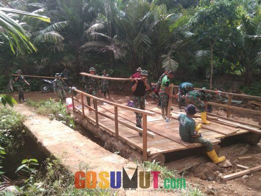 Satgas TMMD ke-117 Kodim 0212/TS Bersama Warga Selesaikan Pembangunan Jembatan Kayu Ketiga di Desa Sitaratoit