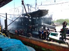 Lagi Sandar di Dermaga Tanjungbalai, Dua Kapal Motor Dilahap Api