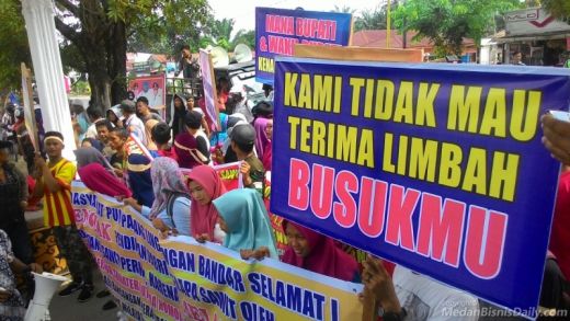 Masyarakat Sambangi kantor DPRD Labuhanbatu, Tolak Pendirian PKS