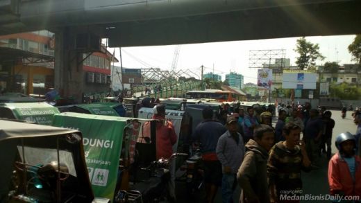Pasukan Betor Berkumpul di Stasiun KA Tuntut Angkutan Online Ditutup