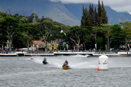 Ribuan Wisatawan Padati  Waterfront Pangururan Samosir, Antusias Nonton Aquabike World Championship 2023 di