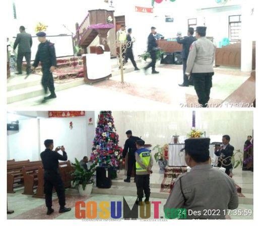 Tim Jibom Brimob Polda Sumut dan Polres Toba Sterilisasi Gereja Jelang Perayaan Ibadah Malam Natal