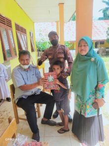 Semangati Anak Vaksinasi, Kasat Reskrim Polres Palas Berikan Buku ke Siswa SD di Sayur Matua