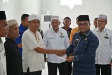Pj Wali Kota Padangsidimpuan Serahkan ZIS Rp 127 Juta