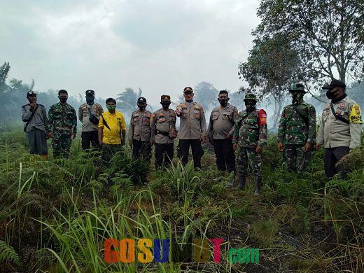 Kapolsek Panai Tengah Turunkan Tim Pemadaman Karhutla Berbatasan dengan Riau