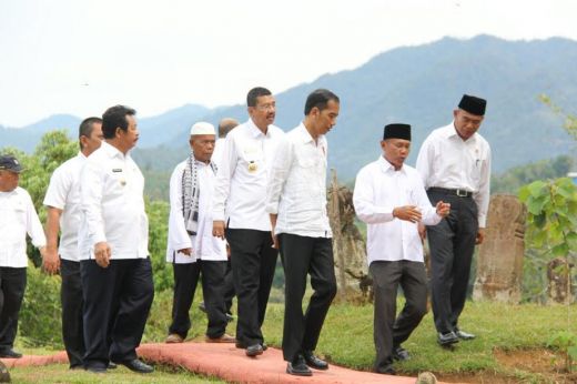 Jokowi dan Gubsu Kunjungi Makam Mahligai Barus