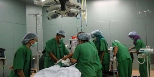 Tim Dokter Keluarkan Janin dari Dalam Perut Bayi 10 Bulan