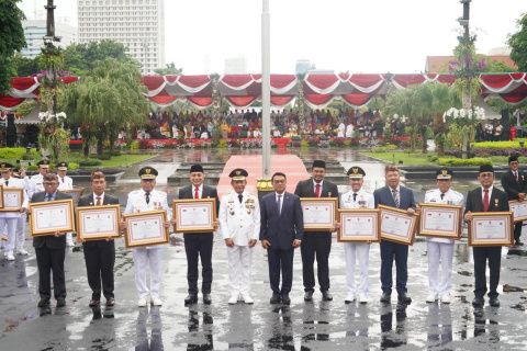 Bobby Nasution Terima Satyalancana dan Penghargaan Prestasi Penyelenggaraan Pemerintahan Daerah