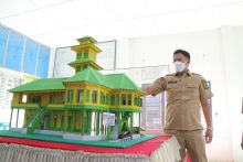 Pengrajin Kayu Persembahkan Miniatur Replika Sultan Serdang ke Bupati dan Wabup Sergai