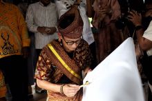 Kunjungi Rumah Adat Puri Melayu Sri Menanti, Sandiaga Uno Coba Membuat Batik Khas Tebing Tinggi