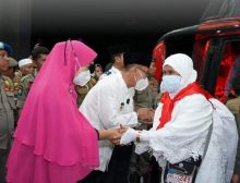 Sambut Hangat Kepulangan Jamaah Haji, Bupati Labusel : Semoga Mabrur dan Mabruroh