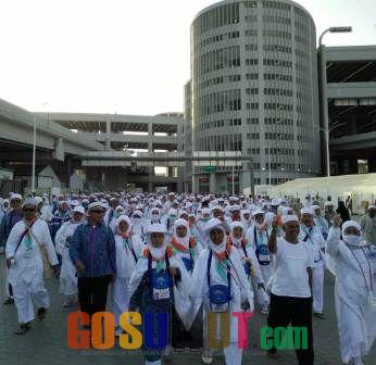 Jemaah Haji Madina Jalan Kaki ke Mekah dengan Senyuman