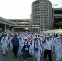 Jemaah Haji Madina Jalan Kaki ke Mekah dengan Senyuman