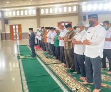 Ustaz Syahrial Imami Shalat Ghaib untuk H. Anif di Labura