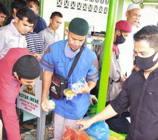 Relawan Dunsanak Bagikan 500 Makanan Ringan di Masjid Pusat Pasar