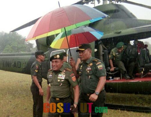 Ditengah Guyuran Hujan, Hely Bell 412 Rombongan Pangkostrad Mendarat di Sidimpuan