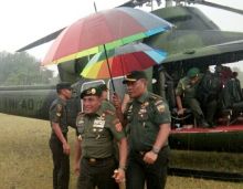 Ditengah Guyuran Hujan, Hely Bell 412 Rombongan Pangkostrad Mendarat di Sidimpuan