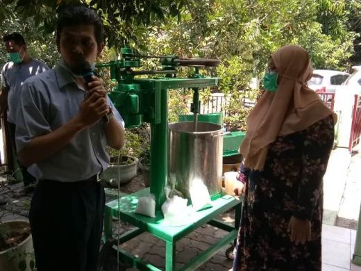 Dosen Unimed Latih Warga Produksi Sabun dari Limbah Minyak Jelantah