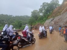 Jalan Lintas Bireuen- Aceh Tengah Tertimbun Longsor Sudah Bisa Dilalui