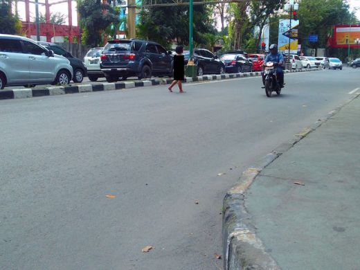 Orang Gila Ganggu Pengendara yang Melintas di Jalan Suprapto