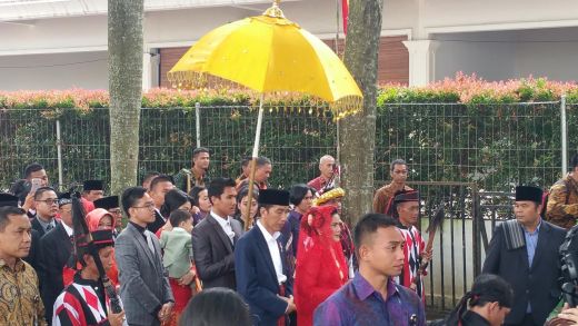 Hadiri Puncak Pesta Adat Kahiyang-Bobby, Jokowi Disambut Seperti Raja