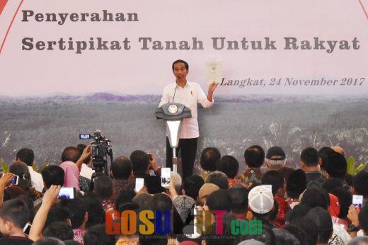 Di Stabat, Presiden Jokowi Bagikan 9.000 Sertifikat Tanah