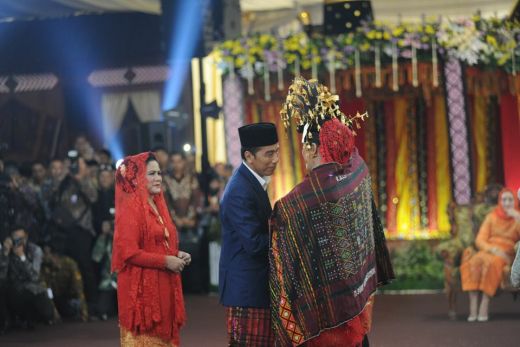 Prosesi Perkawinan Putri Jokowi Dibukukan Menggunakan Dua Bahasa