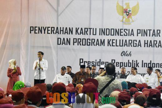 Jokowi Bagi-bagi Kartu Sakti kepada Siswa dan Masyarakat Langkat