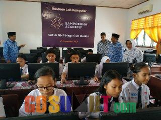 Sampoerna Academy Donasikan 60 Komputer ke SMP Negeri 10 Medan