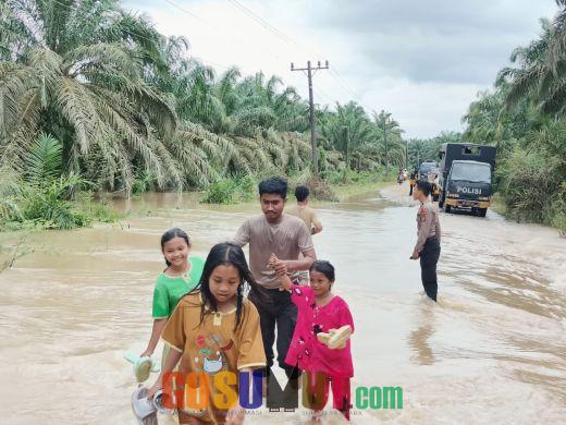 Rumah Warga Terendam Air, Akses Jalan Utama Simangambat Menuju Halongonan Timur di Paluta Nyaris Lumpuh Total
