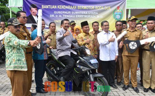 Tengku Erry Serahkan Bantuan 1.200 Sepedamotor Operasional Desa