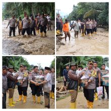 Kapolres Palas Tinjau Lokasi Banjir Di Desa Pintu Padang dan Salurkan Bantuan Sembako