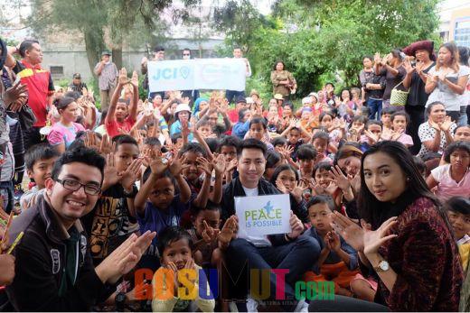 Tengku Ryan Berbagi Bersama Anak-anak Pengungsi Sinabung
