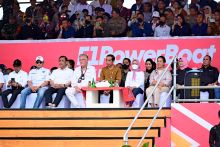 Jokowi Rasakan Keseruan F1H20 Danau Toba, Puluhan Ribu Orang Tumpah di Balige