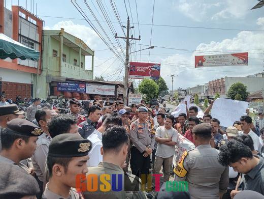 Personel Polres Kawal Aksi Unjuk di Kantor Bawaslu Kabupaten Palas