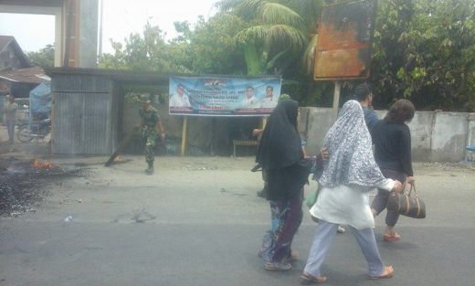 Jalan Binjai Diblokir, Para Penumpang Angkutan Berjalan Kaki