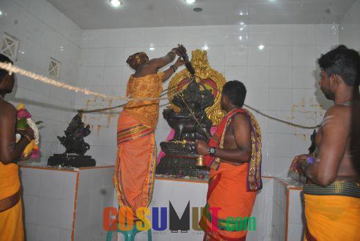 Umat Hindu Laksanakan Upacara Maha Khumbhabhisegam