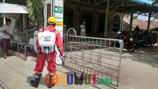 Relawan ACT-MRI Bersih-bersih Masjid dan Desinfektan Fasilitas Umum di Langkat
