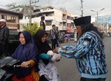 Junjung Toleransi, DPD IPK Karo Bagikan 500 Paket Takjil ke Masyarakat
