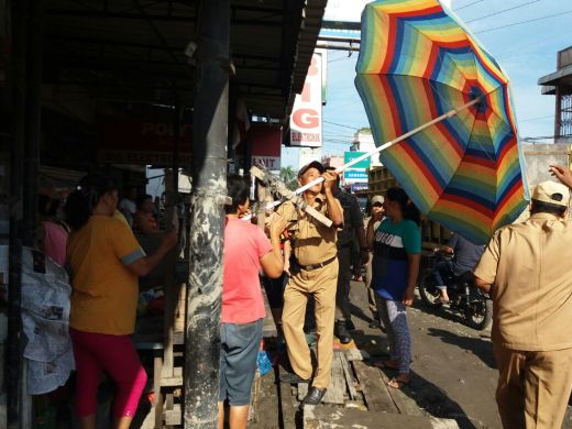 Kecamatan Medan Deli Tertibkan Pedagang di Atas Parit dan Trotoar Jalan Platina