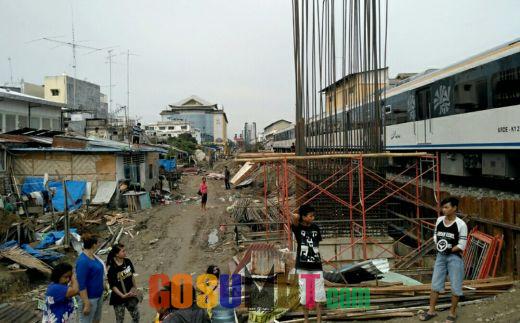 PT KAI Kerahkan Alat Berat Bongkar Rumah di Jalan Timah