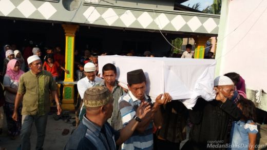 Jenazah Korban Tabrakan Maut di Malaysia Disambut Isak Tangis Keluarga
